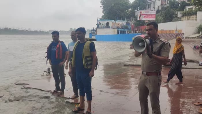Uttarakhand Rains: पहाड़ों पर बारिश से ऋषिकेश में गंगा फिर उफान पर, लोगों को अलर्ट कर रही पुलिस