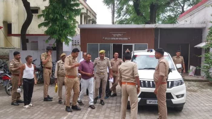 Kannauj News: अखिलेश यादव के करीबी रहे सपा नेता नवाब सिंह गिरफ्तार, किशोरी से दुष्कर्म के प्रयास का आरोप - Akhilesh and Dimple Yadav Closed aide SP leader Nawab Singh arrested on