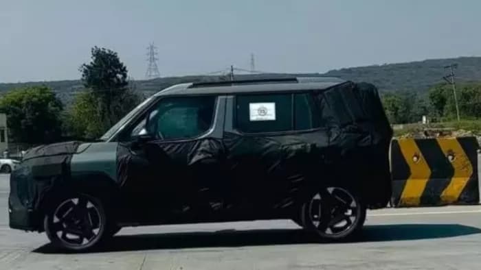 Kia की नई SUV टेस्टिंग के दौरान फिर हुई स्पॉट, इंटीरियर की भी मिली झलक