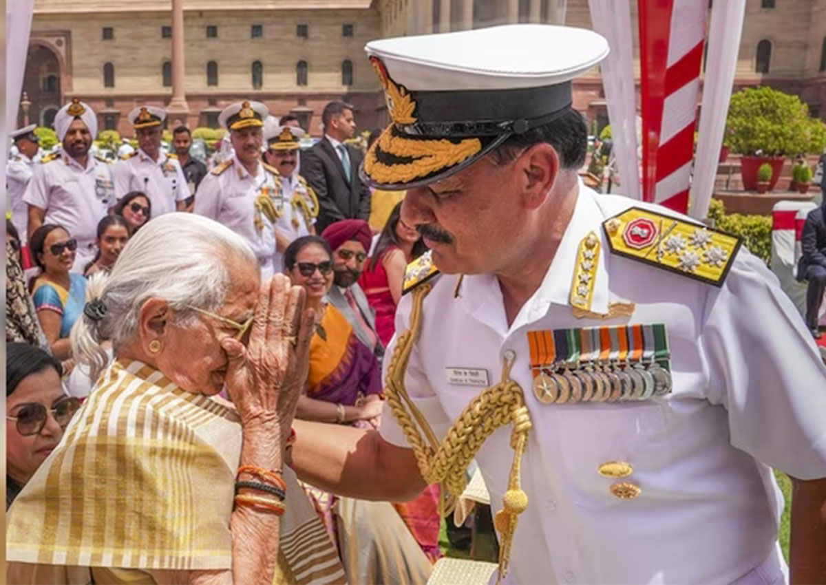 नौसेना के नए चीफ बने दिनेश त्रिपाठी